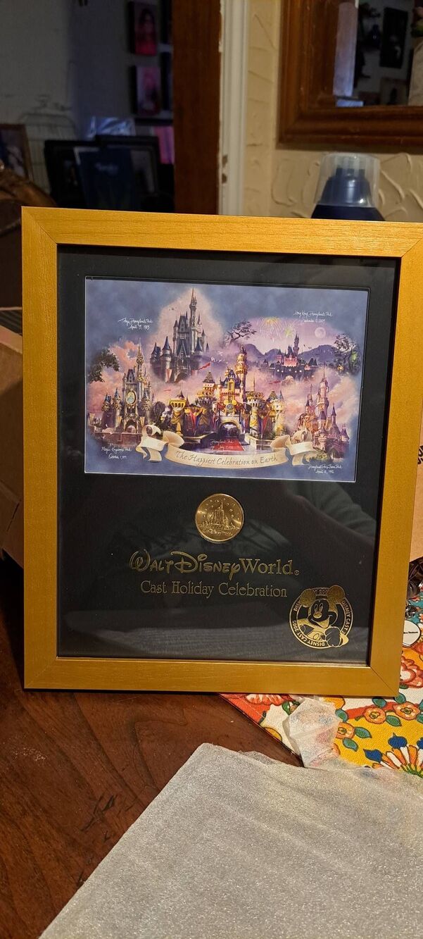 2005 Walt Disney World Cast Holiday Celebration Framed Print Coin 9.5x11